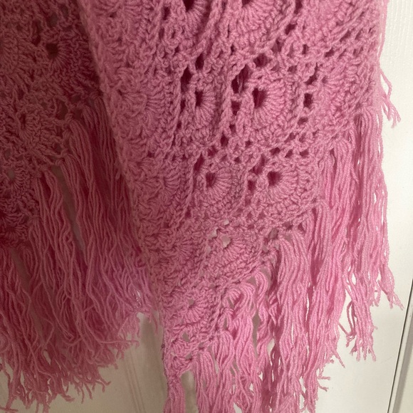 NWOT Crocheted pink shawl with fringes, Grannycore - Picture 6 of 9